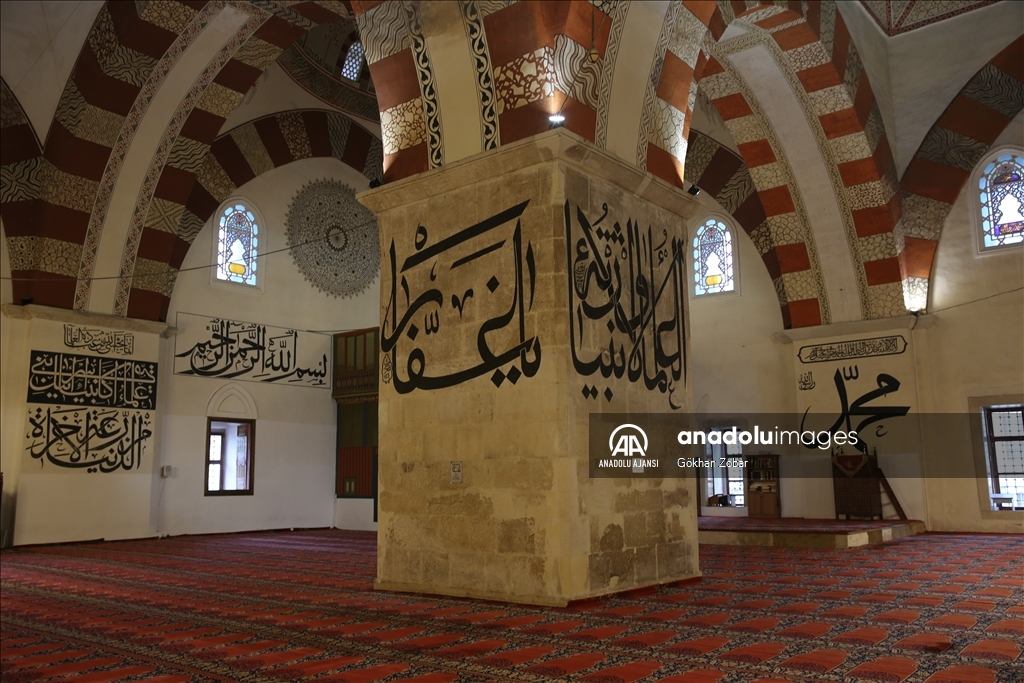 Hat yazılarıyla bir şaheser: Edirne Eski Cami