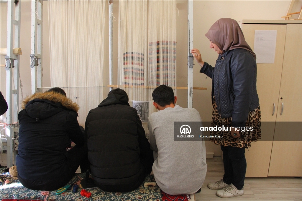 تركيا.. نزلاء سجن يتعلمون حرفة النسج السجاد يدويا