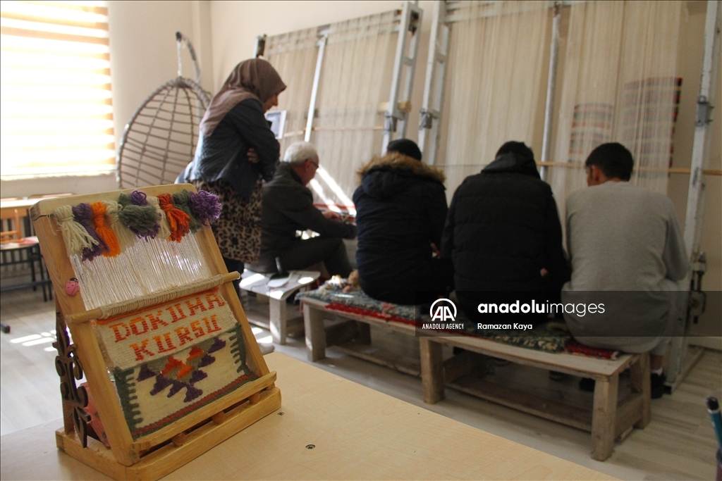 تركيا.. نزلاء سجن يتعلمون حرفة النسج السجاد يدويا
