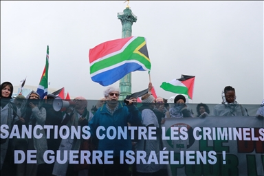 رغم الأمطار.. مسيرة مناهضة للعنصرية وداعمة لغزة في باريس