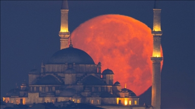 İstanbul'da dolunay, Fatih Camisi ile birlikte görüntülendi