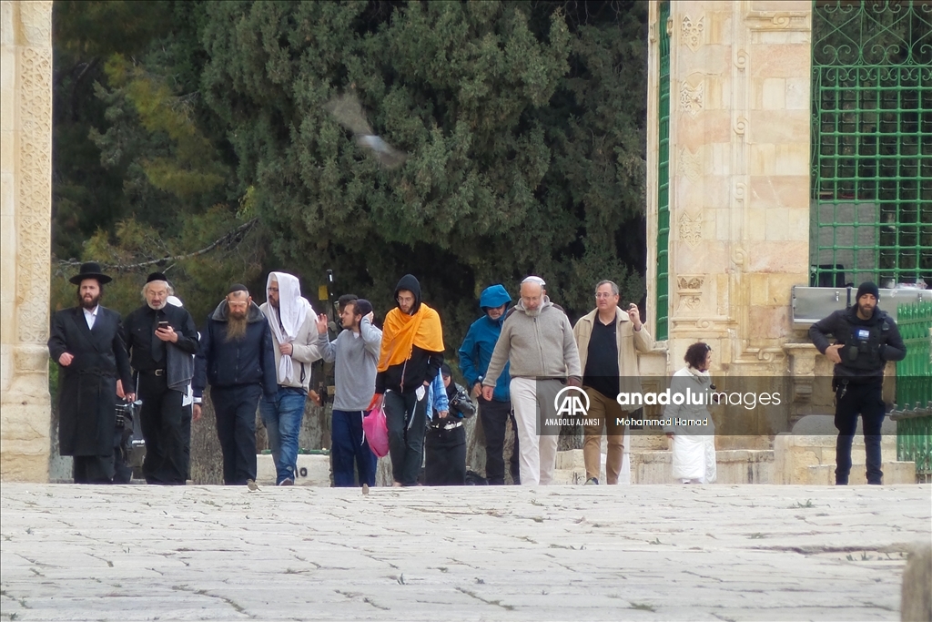 Yüzlerce fanatik Yahudi Mescid-i Aksa'ya baskın düzenledi