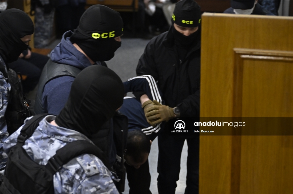 Crocus City Hall saldırısıyla ilişkili gözaltına alınan şüpheliler Moskova'da duruşmaya çıkarıldı