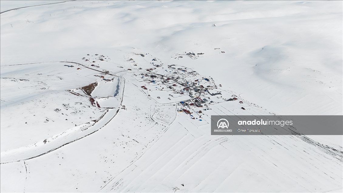 Kars'ta karla kaplanan köyler dron ile görüntülendi 