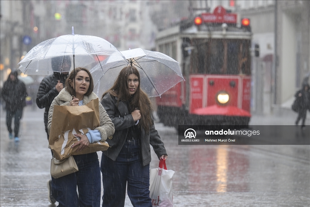 İstanbul'da bazı bölgelerde sağanak etkili oluyor