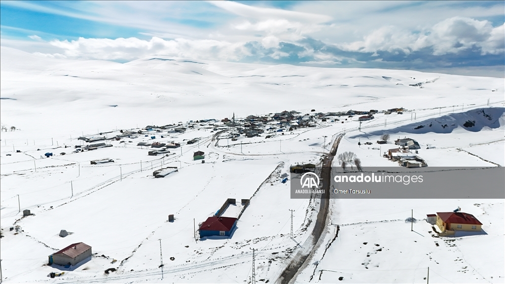 Kars'ta karla kaplanan köyler dron ile görüntülendi 