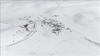 Kars'ta karla kaplanan köyler dron ile görüntülendi