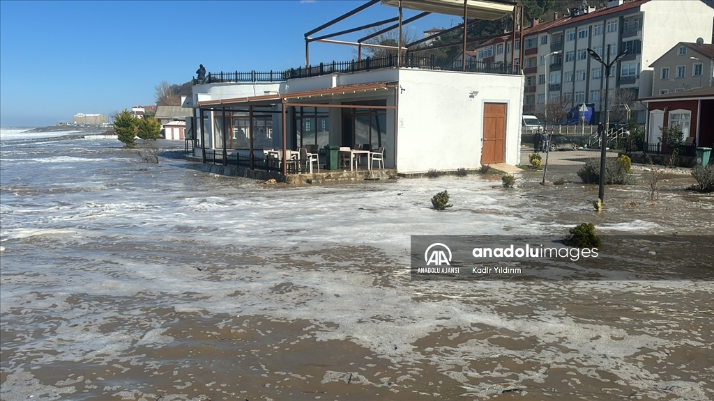 Fırtına nedeniyle Karadeniz'de oluşan dev dalgalar sahil şeridine zarar verdi