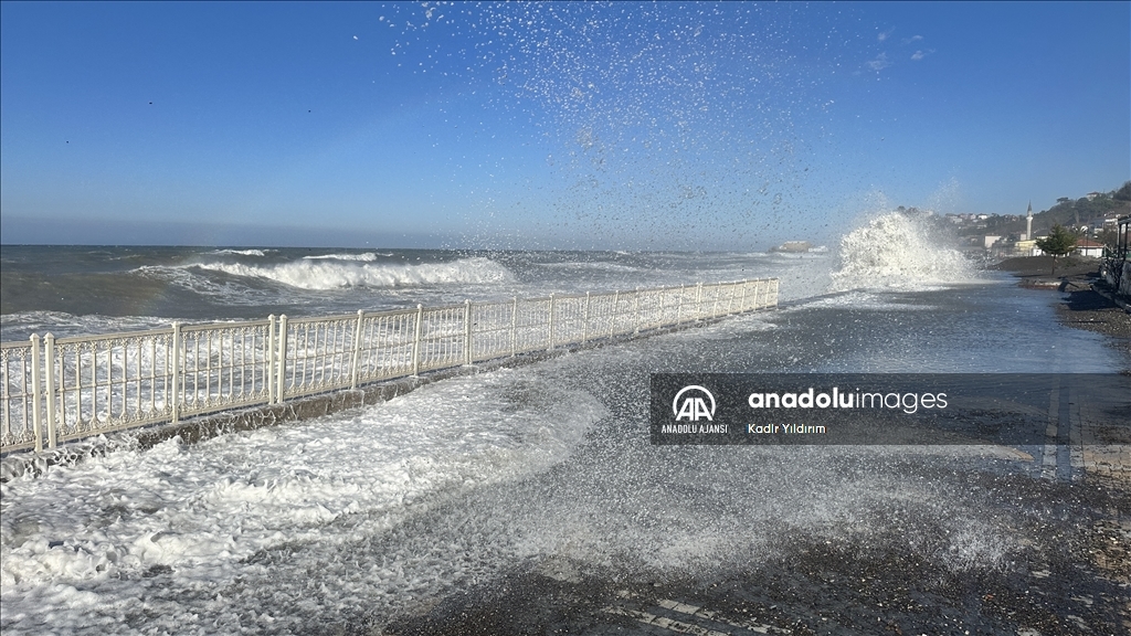 Fırtına nedeniyle Karadeniz'de oluşan dev dalgalar sahil şeridine zarar verdi