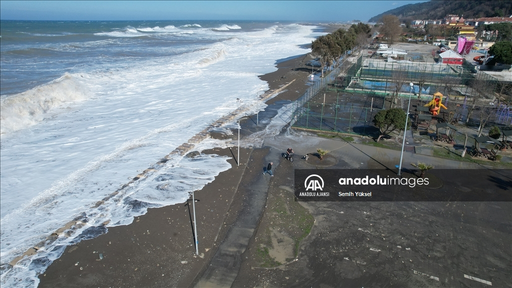 Fırtına nedeniyle Karadeniz'de oluşan dev dalgalar sahil şeridine zarar verdi