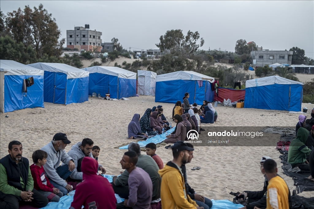 Refah'ta sığınmacılar için toplu iftar