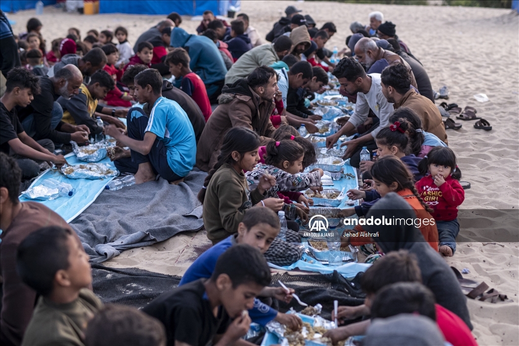 Refah'ta sığınmacılar için toplu iftar