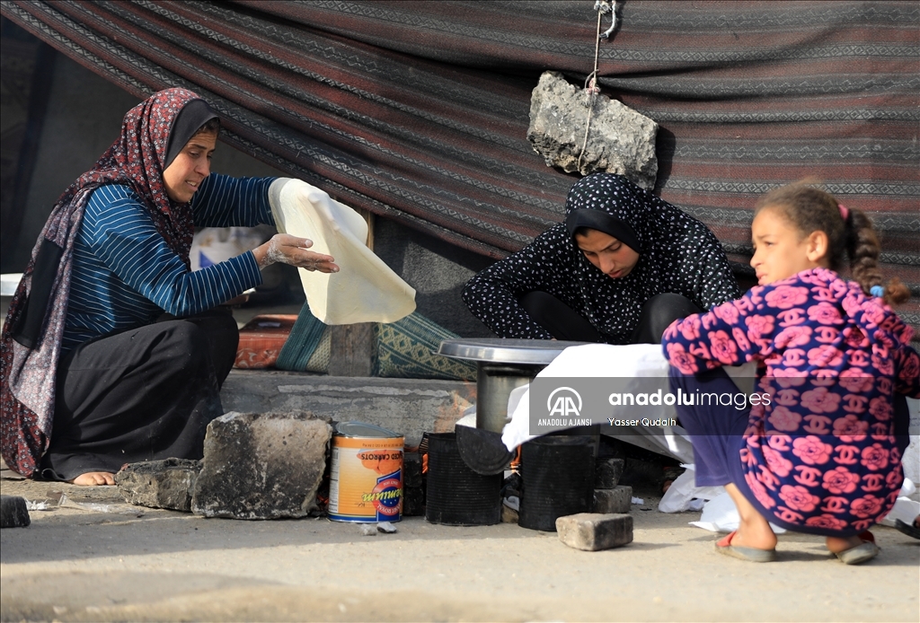 Refah'a sığınan Filistinliler, kısıtlı imkanlarla iftar sofraları hazırlıyor