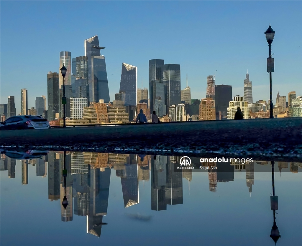 Отражение небоскребов Манхеттена на реке Гудзон