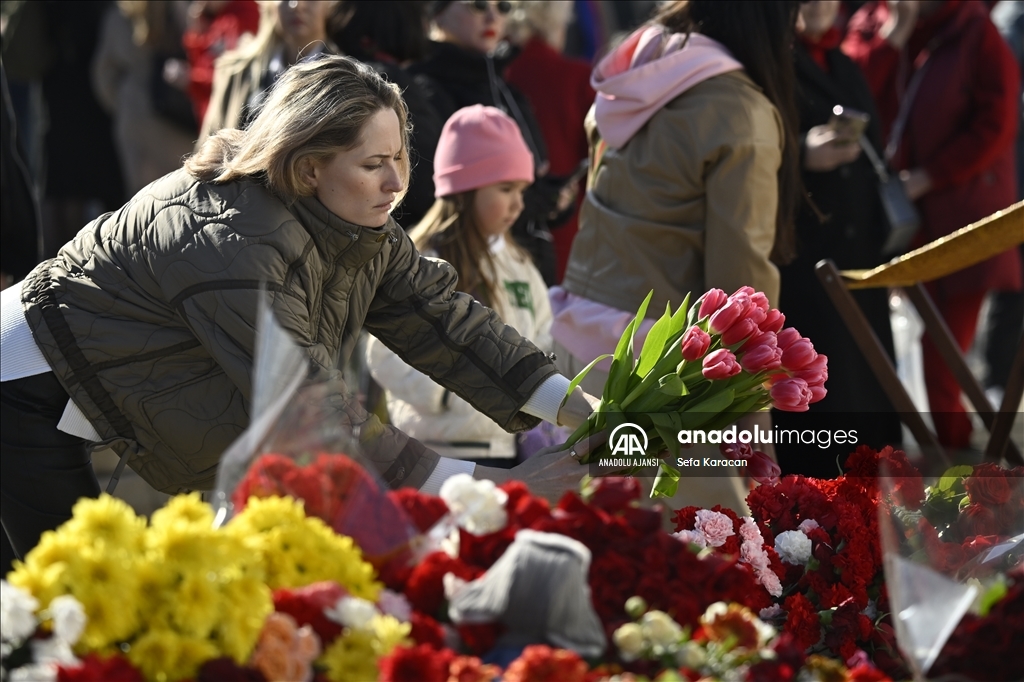 Moskova'daki terör saldırısında hayatını kaybedenler için Crocus City Hall'a çiçek bırakıldı