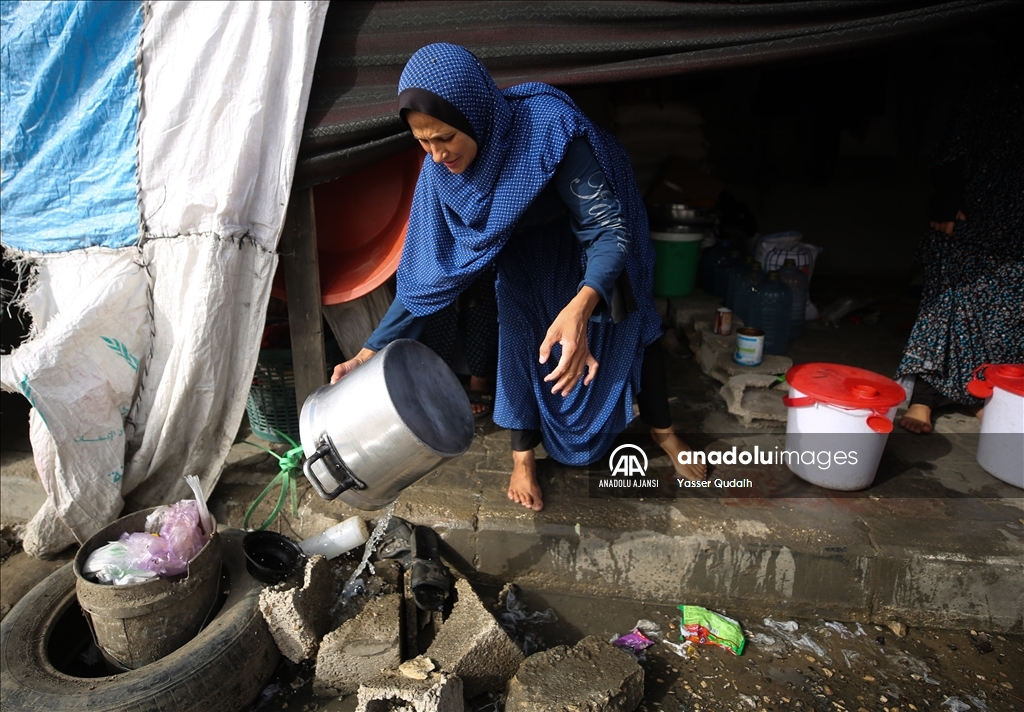 Refah'a sığınan Filistinliler, kısıtlı imkanlarla iftar sofraları hazırlıyor