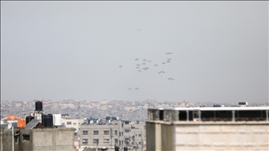 Gazze Şeridi'ne havadan insani yardım malzemesi indirildi