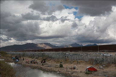 К границе Мексики и США продолжают стекаться сотни нелегальных мигрантов
