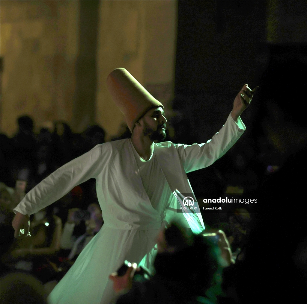 Mısır'da Mevlevi Sufiler, sema dansları eşliğinde ilahiler seslendirdi
