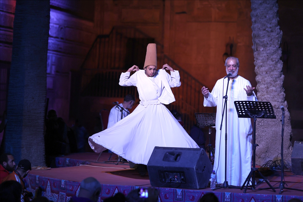 Mısır'da Mevlevi Sufiler, sema dansları eşliğinde ilahiler seslendirdi