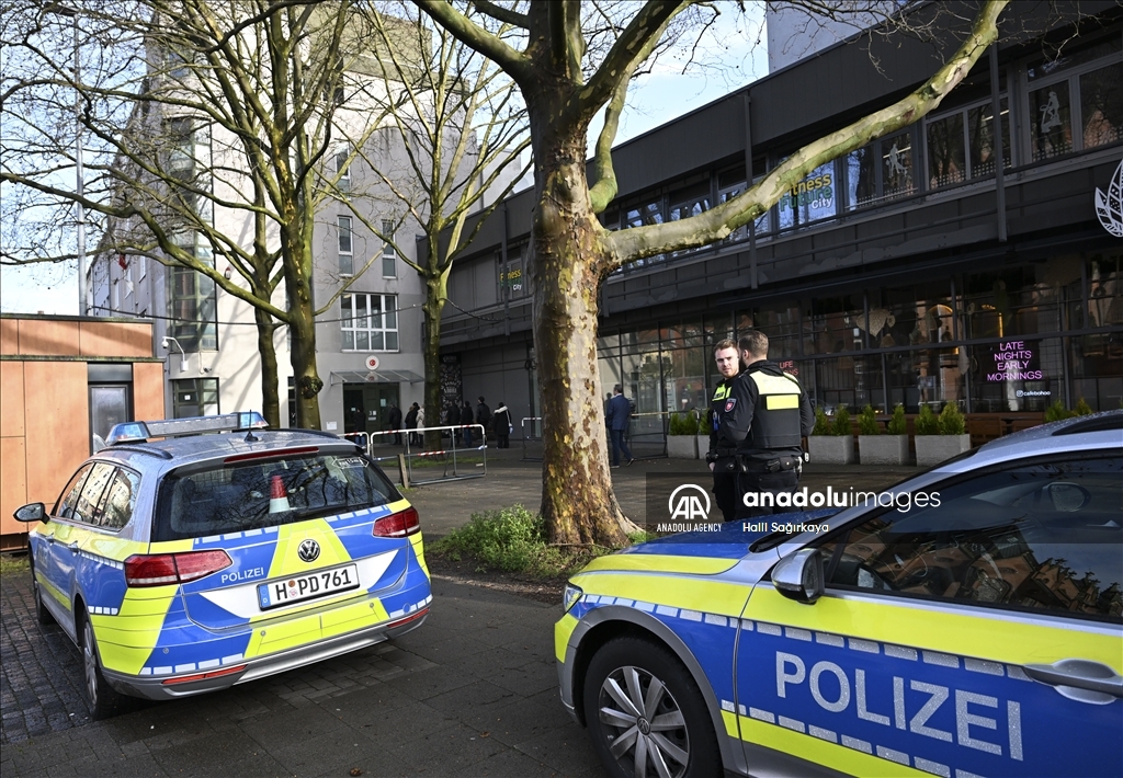 Hannover'de Belediye Başkanı ile Emniyet Müdürü, saldırı düzenlenen Türk Başkonsolosluğunu ziyaret etti