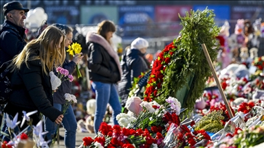 Moskova'daki terör saldırısında hayatını kaybedenler için Crocus City Hall'a çiçek bırakıldı