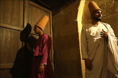 Кружащиеся суфийские Дервиши (Мевлеви) в Египте исполняли гимны, сопровождая их танцами