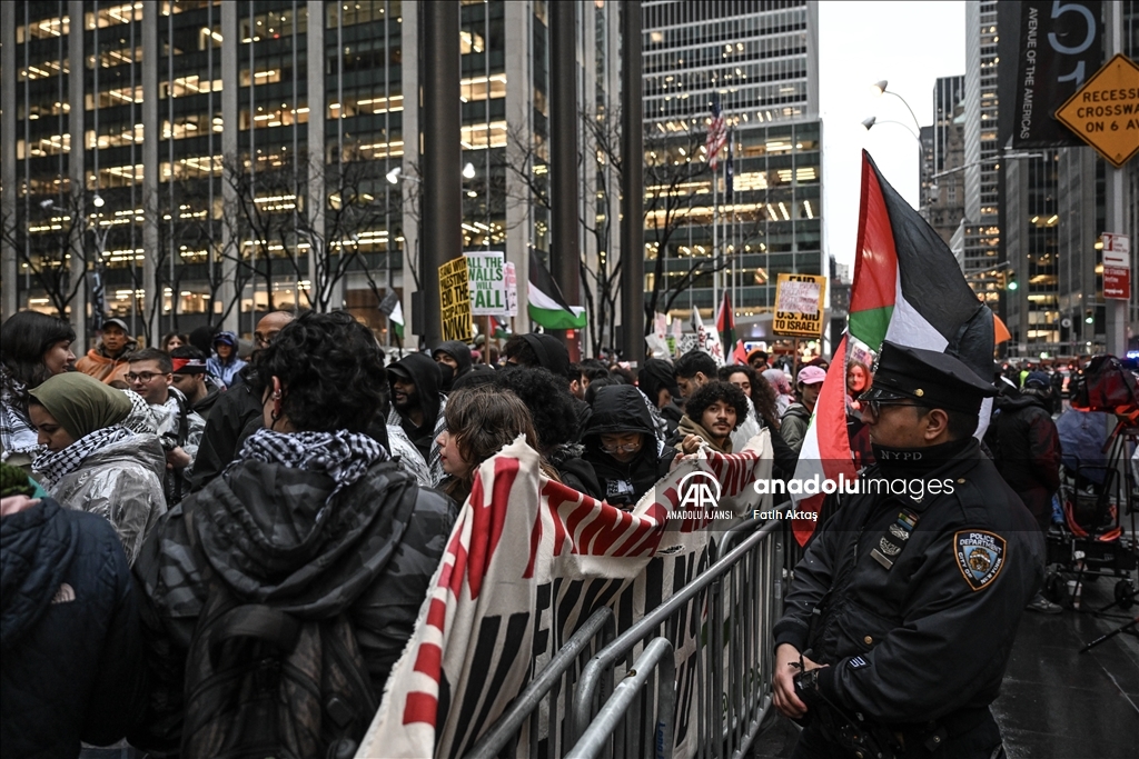 Biden, New York'ta bağış kampanyasını yapacağı binanın önünde protesto edildi