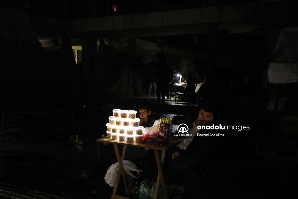 İsrail saldırılarından kaçarak okullara sığınan Filistinli aileler, zor şartlar altında yaşamlarını sürdürüyor