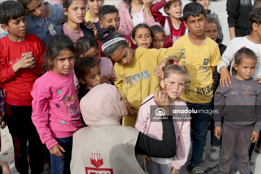 Gönüllüler Gazzeli çocukların yüzünü güldürdü