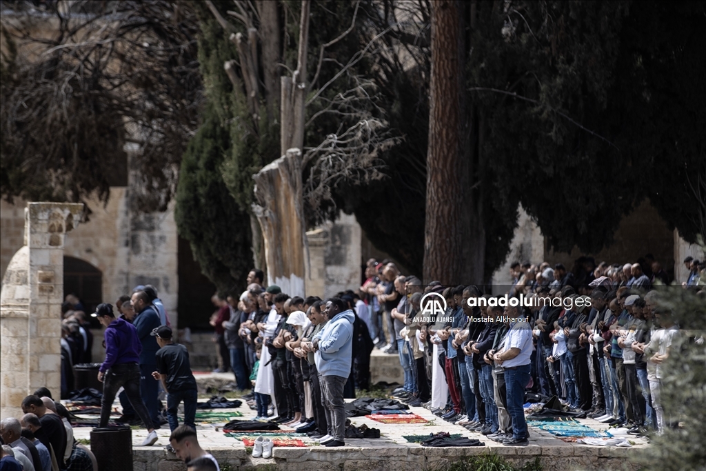 Binlerce Filistinli ramazan ayının üçüncü cuma namazını Mescid-i Aksa'da kıldı