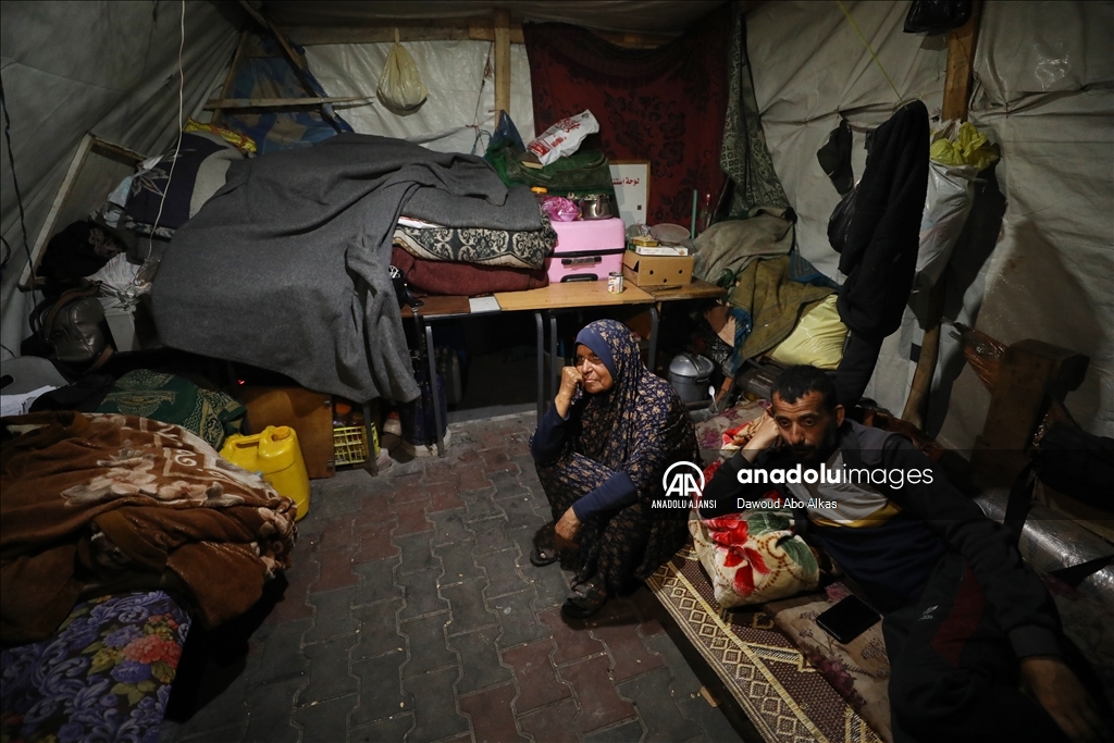 İsrail saldırılarından kaçarak okullara sığınan Filistinli aileler, zor şartlar altında yaşamlarını sürdürüyor