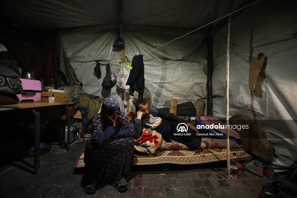 İsrail saldırılarından kaçarak okullara sığınan Filistinli aileler, zor şartlar altında yaşamlarını sürdürüyor