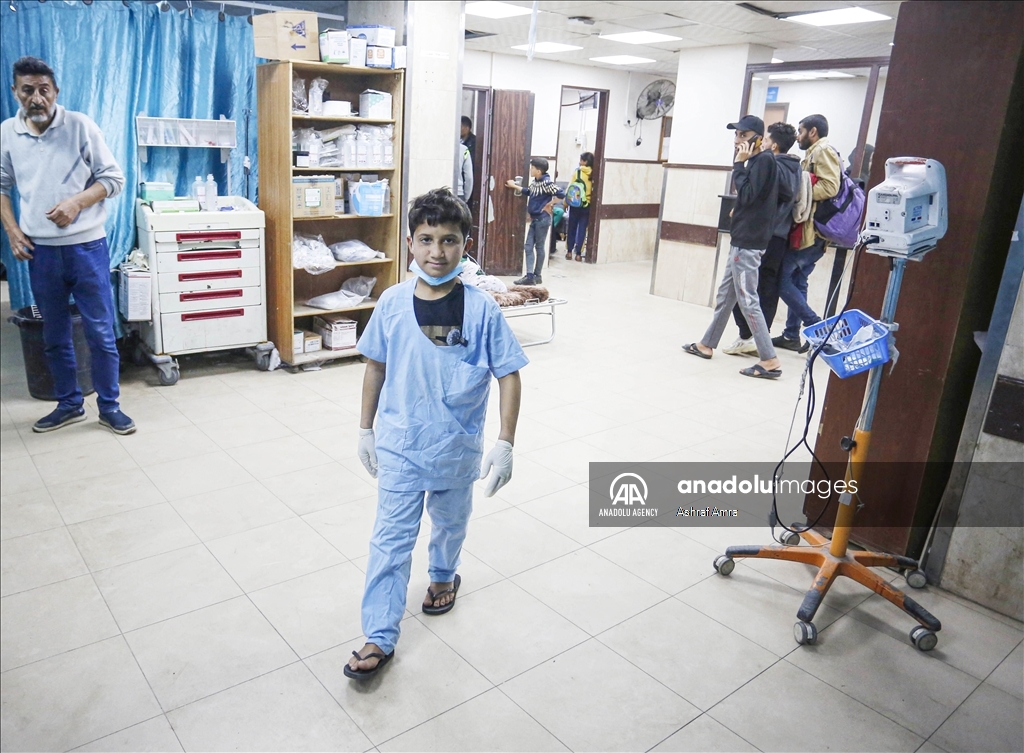 Gazzeli çocuk Zekeriya, küçük yaşına rağmen İsrail saldırılarında yaralanan Filistinlilerin yardımına koşuyor