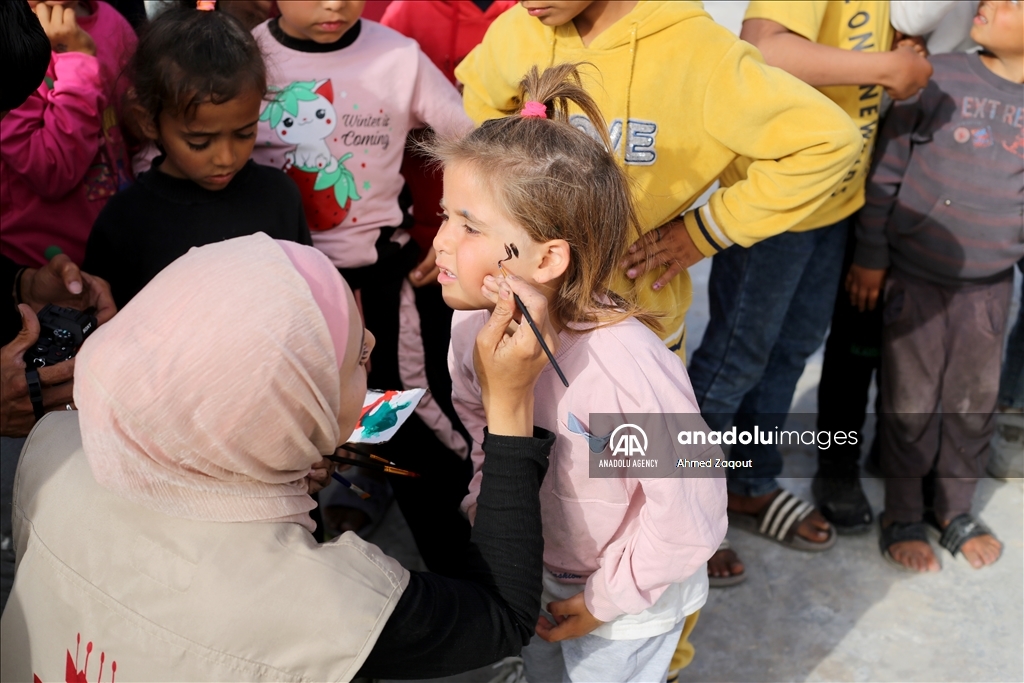 Gönüllüler Gazzeli çocukların yüzünü güldürdü