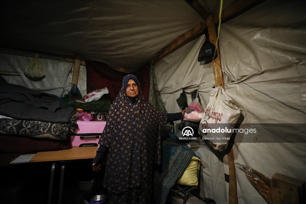 İsrail saldırılarından kaçarak okullara sığınan Filistinli aileler, zor şartlar altında yaşamlarını sürdürüyor