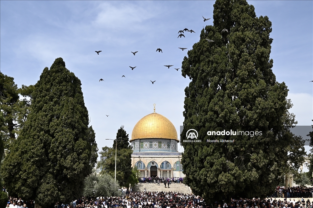 İsrail'in kısıtlamalarına rağmen binlerce Filistinli ramazan ayının üçüncü cuma namazını Mescid-i Aksa'da kıldı