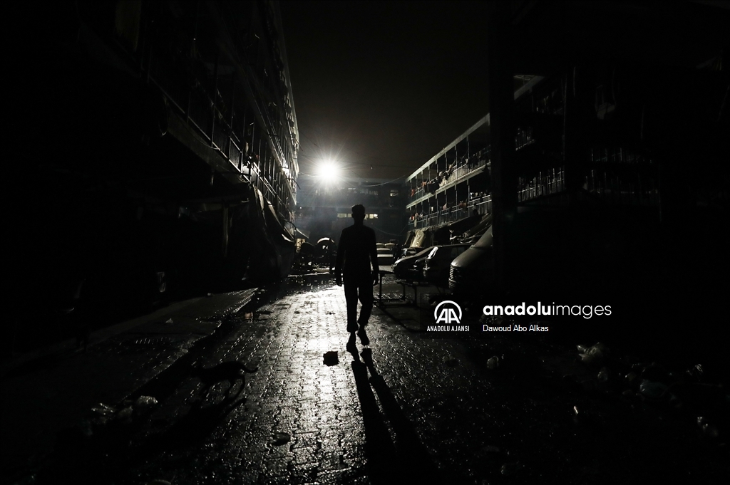 İsrail saldırılarından kaçarak okullara sığınan Filistinli aileler, zor şartlar altında yaşamlarını sürdürüyor