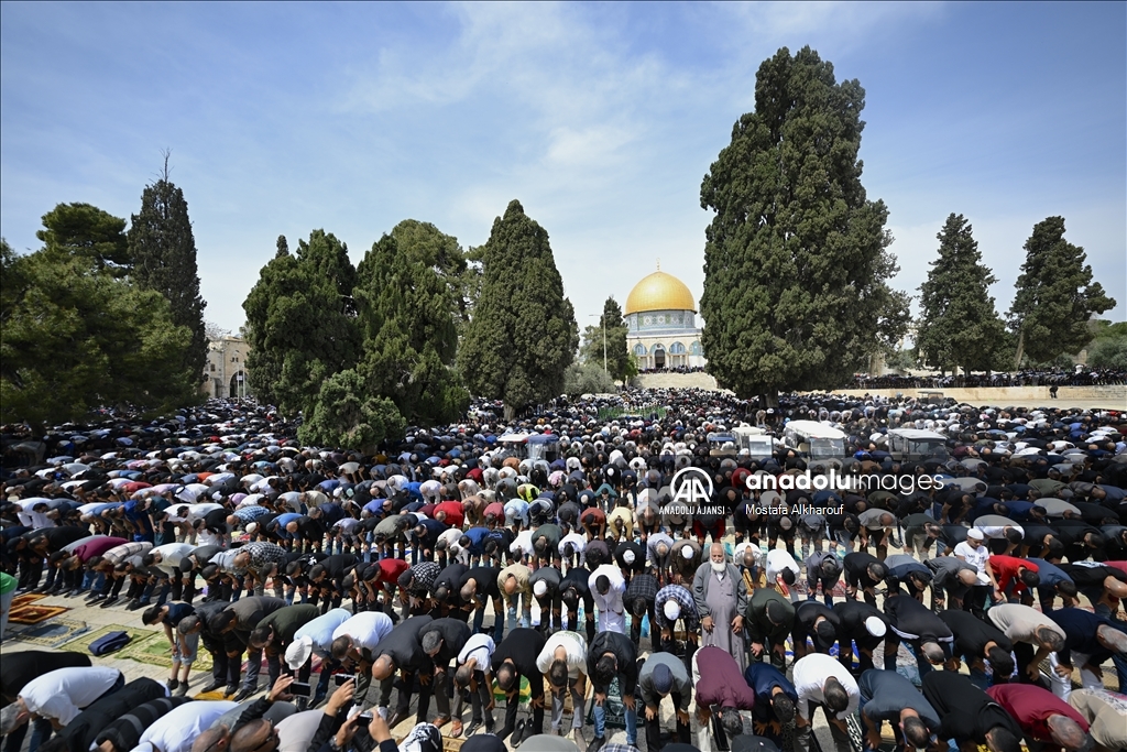 İsrail'in kısıtlamalarına rağmen binlerce Filistinli ramazan ayının üçüncü cuma namazını Mescid-i Aksa'da kıldı