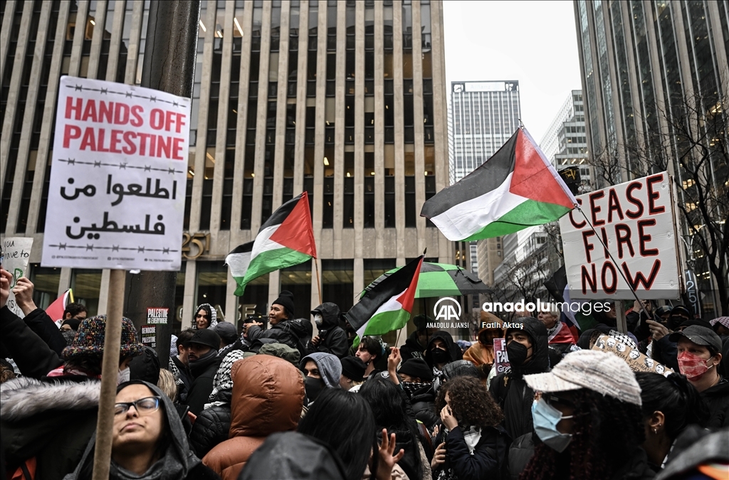 Biden, New York'ta bağış kampanyasını yapacağı binanın önünde protesto edildi