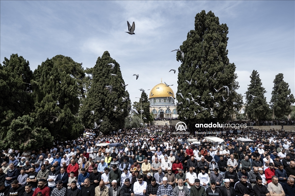 Binlerce Filistinli ramazan ayının üçüncü cuma namazını Mescid-i Aksa'da kıldı