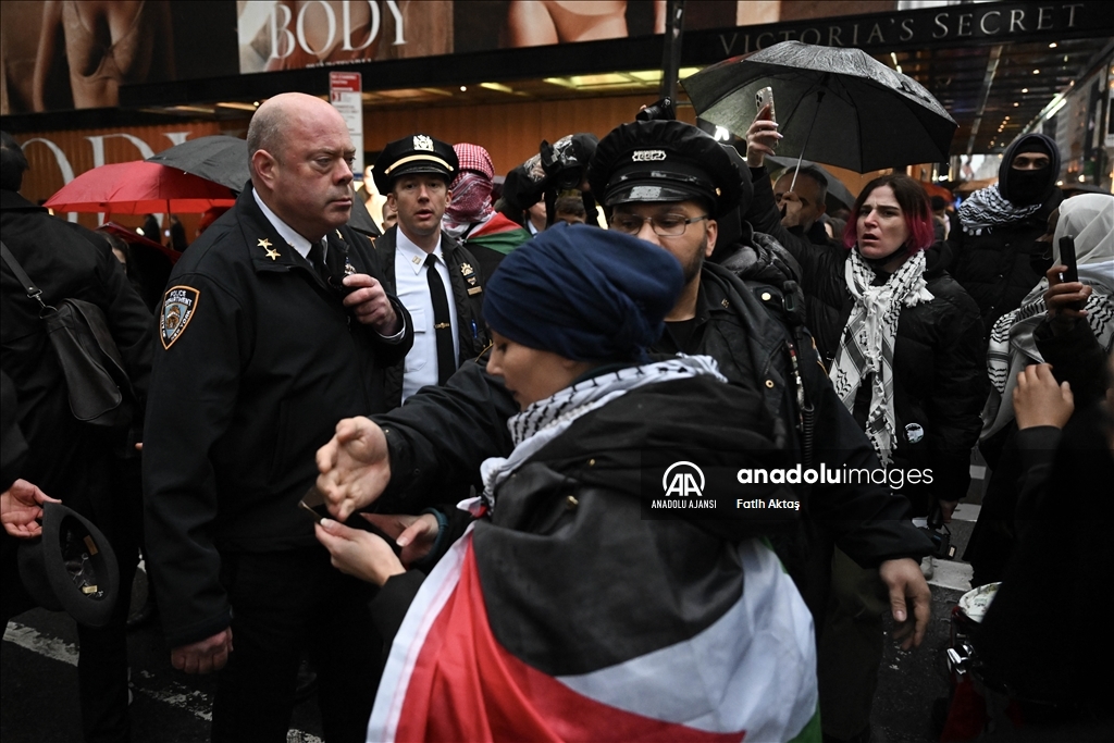 Biden, New York'ta bağış kampanyasını yapacağı binanın önünde protesto edildi
