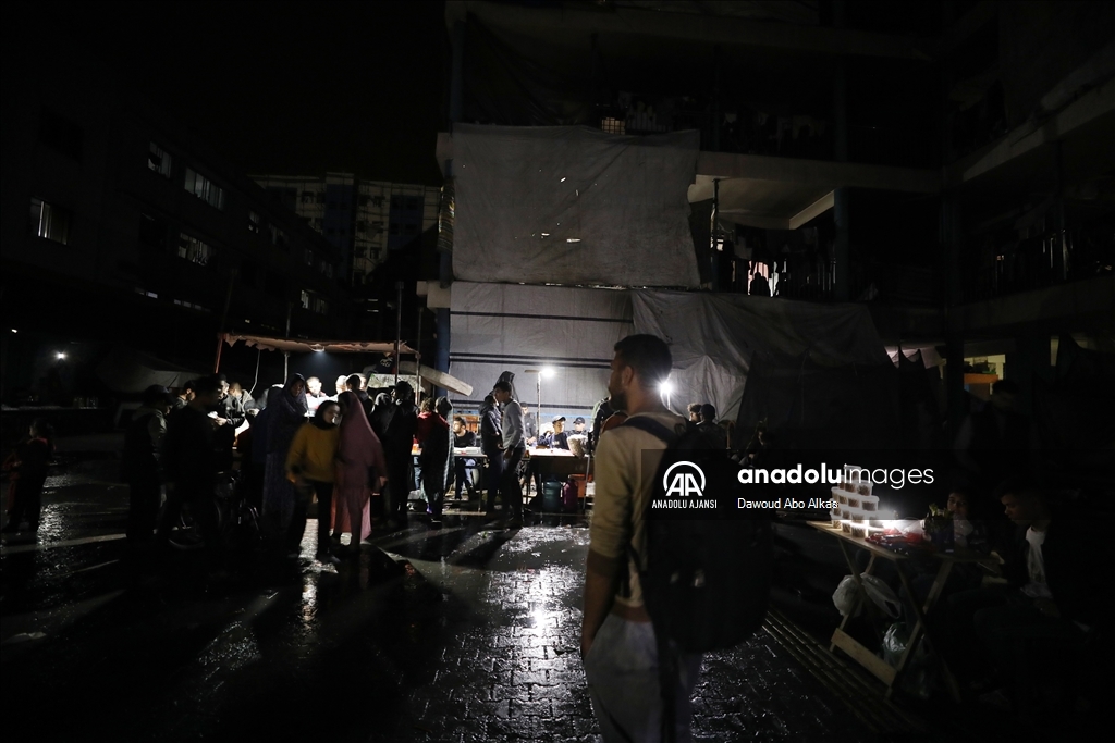 İsrail saldırılarından kaçarak okullara sığınan Filistinli aileler, zor şartlar altında yaşamlarını sürdürüyor