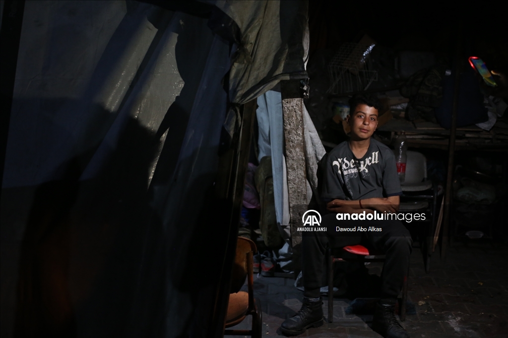 İsrail saldırılarından kaçarak okullara sığınan Filistinli aileler, zor şartlar altında yaşamlarını sürdürüyor