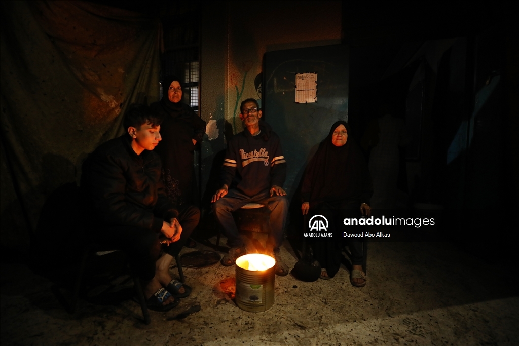 İsrail saldırılarından kaçarak okullara sığınan Filistinli aileler, zor şartlar altında yaşamlarını sürdürüyor