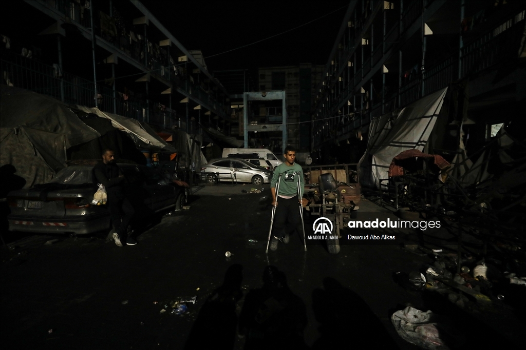 İsrail saldırılarından kaçarak okullara sığınan Filistinli aileler, zor şartlar altında yaşamlarını sürdürüyor