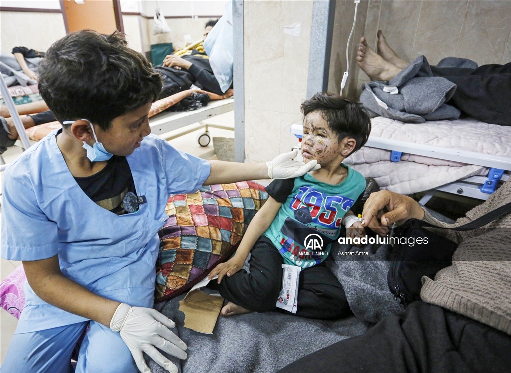 Gazzeli çocuk Zekeriya, küçük yaşına rağmen İsrail saldırılarında yaralanan Filistinlilerin yardımına koşuyor