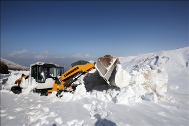 В турецкой провинции Муш очищают дороги от толстых слоев снега