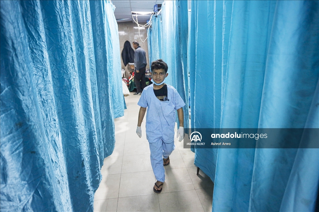 Mali heroj odrastao preko noći: Palestinski dječak volontira u bolnici i pomaže ranjenima 