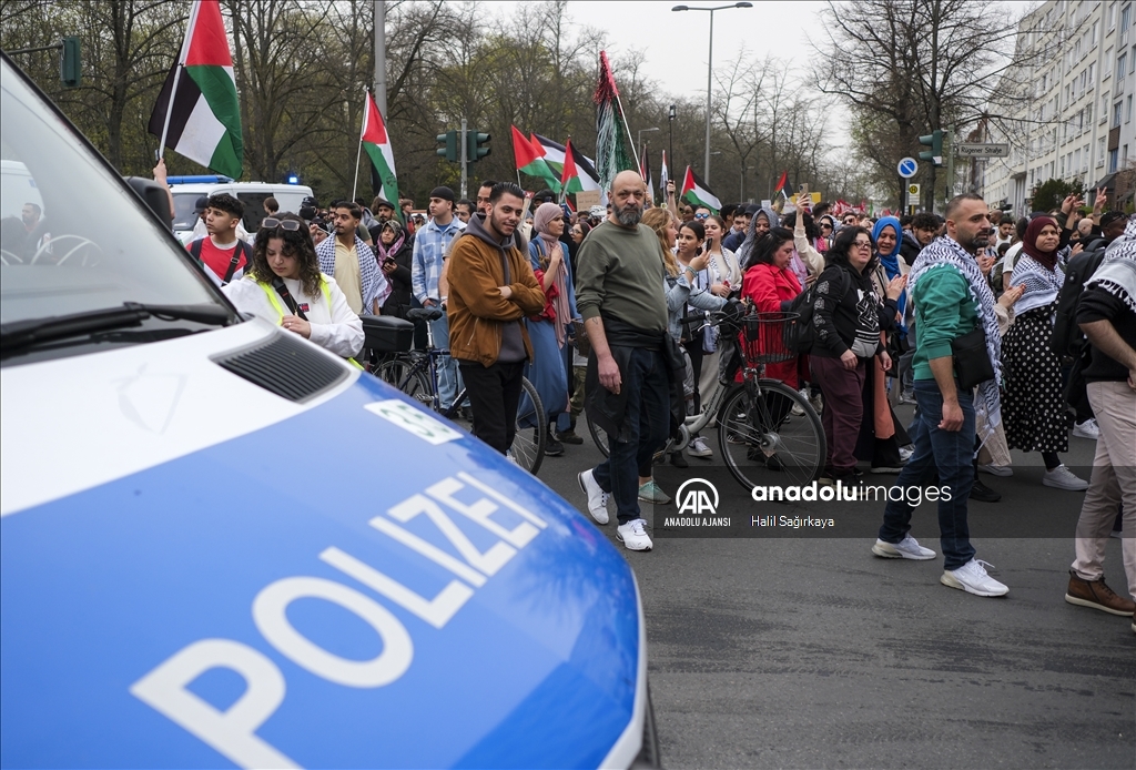 Berlin’de İsrail’in Filistin topraklarını işgal etmesi ve Gazze’ye saldırıları protesto edildi